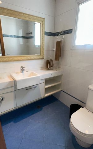 Casa de condomínio à venda com 936m², 4 quartos e 8 vagas Casa de condomínio à venda com 936m², 4 quartos e 8 vagasÁrea comum