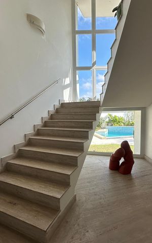 Casa de condomínio à venda com 936m², 4 quartos e 8 vagas Casa de condomínio à venda com 936m², 4 quartos e 8 vagasEscada