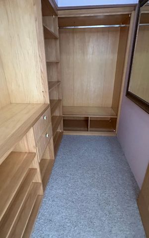 Casa de condomínio à venda com 936m², 4 quartos e 8 vagas Casa de condomínio à venda com 936m², 4 quartos e 8 vagasCloset da suíte 2