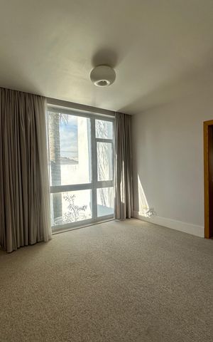 Casa de condomínio à venda com 936m², 4 quartos e 8 vagas Casa de condomínio à venda com 936m², 4 quartos e 8 vagasSuíte 2