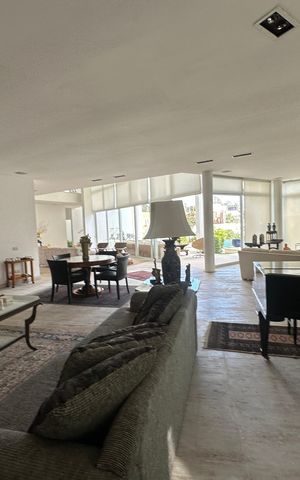Casa de condomínio à venda com 936m², 4 quartos e 8 vagas Casa de condomínio à venda com 936m², 4 quartos e 8 vagasSala