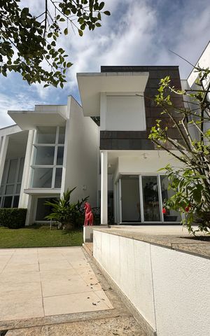 Casa de condomínio à venda com 936m², 4 quartos e 8 vagas Casa de condomínio à venda com 936m², 4 quartos e 8 vagasÁrea externa