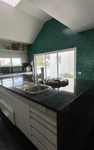 Casa de condomínio à venda com 936m², 4 quartos e 8 vagas Casa de condomínio à venda com 936m², 4 quartos e 8 vagasCozinha