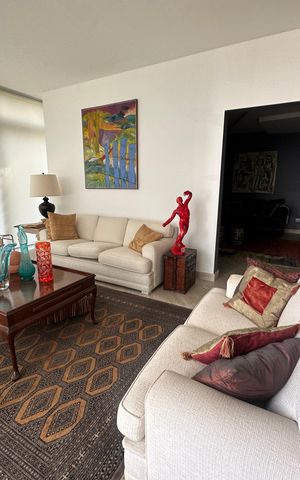 Casa de condomínio à venda com 936m², 4 quartos e 8 vagas Casa de condomínio à venda com 936m², 4 quartos e 8 vagasSala