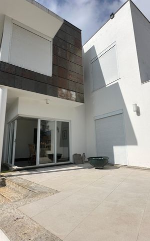 Casa de condomínio à venda com 936m², 4 quartos e 8 vagas Casa de condomínio à venda com 936m², 4 quartos e 8 vagasÁrea externa