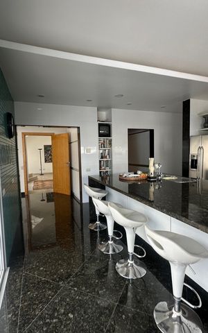 Casa de condomínio à venda com 936m², 4 quartos e 8 vagas Casa de condomínio à venda com 936m², 4 quartos e 8 vagasCozinha