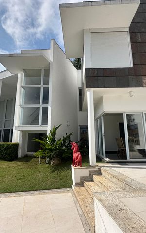 Casa de condomínio à venda com 936m², 4 quartos e 8 vagas Casa de condomínio à venda com 936m², 4 quartos e 8 vagasÁrea externa