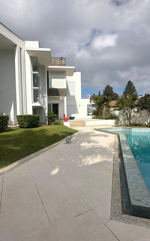 Casa de condomínio à venda com 936m², 4 quartos e 8 vagas Casa de condomínio à venda com 936m², 4 quartos e 8 vagasPiscina