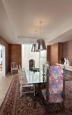 Casa de condomínio à venda com 936m², 4 quartos e 8 vagas Casa de condomínio à venda com 936m², 4 quartos e 8 vagasSala de Jantar