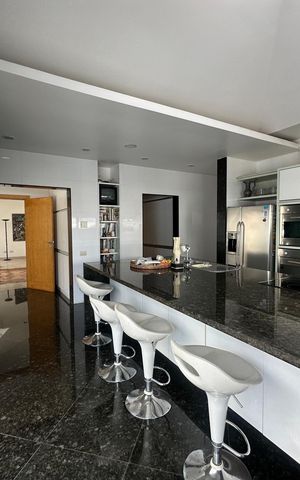 Casa de condomínio à venda com 936m², 4 quartos e 8 vagas Casa de condomínio à venda com 936m², 4 quartos e 8 vagasCozinha