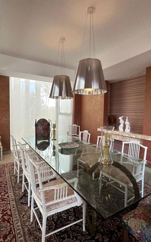 Casa de condomínio à venda com 936m², 4 quartos e 8 vagas Casa de condomínio à venda com 936m², 4 quartos e 8 vagasSala de Jantar