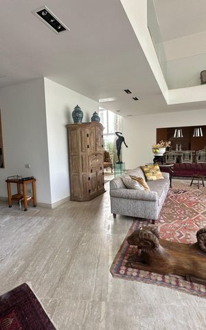 Casa de condomínio à venda com 936m², 4 quartos e 8 vagas Casa de condomínio à venda com 936m², 4 quartos e 8 vagasSala