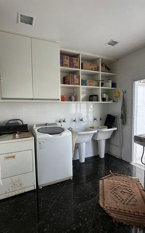 Casa de condomínio à venda com 936m², 4 quartos e 8 vagas Casa de condomínio à venda com 936m², 4 quartos e 8 vagasÁrea de Serviço