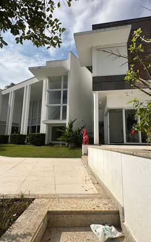 Casa de condomínio à venda com 936m², 4 quartos e 8 vagas Casa de condomínio à venda com 936m², 4 quartos e 8 vagasÁrea externa