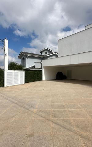 Casa de condomínio à venda com 936m², 4 quartos e 8 vagas Casa de condomínio à venda com 936m², 4 quartos e 8 vagasGaragem