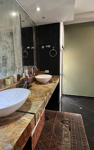Casa de condomínio à venda com 936m², 4 quartos e 8 vagas Casa de condomínio à venda com 936m², 4 quartos e 8 vagasBanheiro da Suíte 1