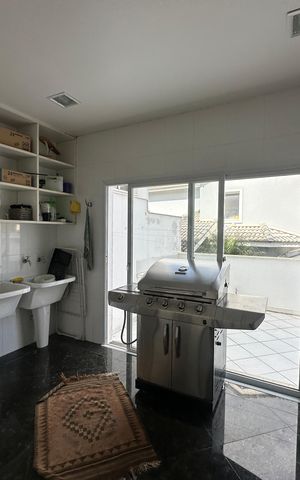 Casa de condomínio à venda com 936m², 4 quartos e 8 vagas Casa de condomínio à venda com 936m², 4 quartos e 8 vagasÁrea de Serviço