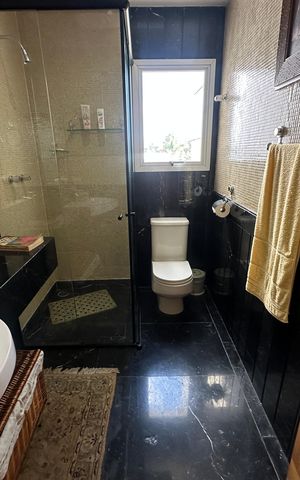Casa de condomínio à venda com 936m², 4 quartos e 8 vagas Casa de condomínio à venda com 936m², 4 quartos e 8 vagasBanheiro da Suíte 3