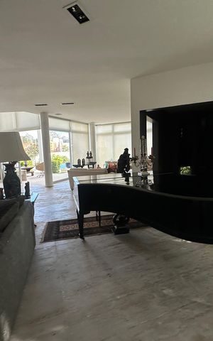 Casa de condomínio à venda com 936m², 4 quartos e 8 vagas Casa de condomínio à venda com 936m², 4 quartos e 8 vagasSala
