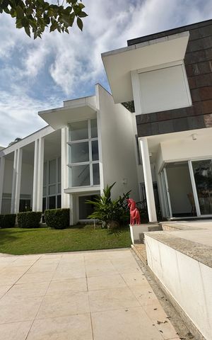 Casa de condomínio à venda com 936m², 4 quartos e 8 vagas Casa de condomínio à venda com 936m², 4 quartos e 8 vagasÁrea externa