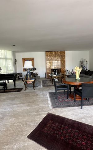 Casa de condomínio à venda com 936m², 4 quartos e 8 vagas Casa de condomínio à venda com 936m², 4 quartos e 8 vagasSala