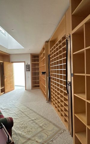 Casa de condomínio à venda com 936m², 4 quartos e 8 vagas Casa de condomínio à venda com 936m², 4 quartos e 8 vagasCloset da suíte 1