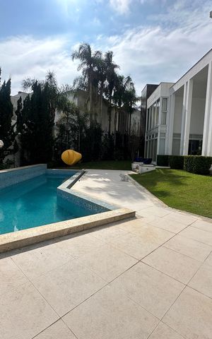 Casa de condomínio à venda com 936m², 4 quartos e 8 vagas Casa de condomínio à venda com 936m², 4 quartos e 8 vagasPiscina