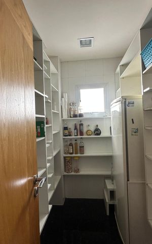 Casa de condomínio à venda com 936m², 4 quartos e 8 vagas Casa de condomínio à venda com 936m², 4 quartos e 8 vagasDespensa
