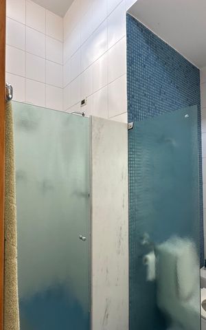 Casa de condomínio à venda com 936m², 4 quartos e 8 vagas Casa de condomínio à venda com 936m², 4 quartos e 8 vagasBanheiro da Suíte 2