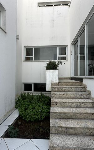 Casa de condomínio à venda com 936m², 4 quartos e 8 vagas Casa de condomínio à venda com 936m², 4 quartos e 8 vagasQuintal