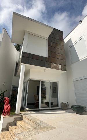 Casa de condomínio à venda com 936m², 4 quartos e 8 vagas Casa de condomínio à venda com 936m², 4 quartos e 8 vagasÁrea externa