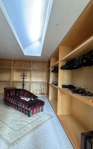 Casa de condomínio à venda com 936m², 4 quartos e 8 vagas Casa de condomínio à venda com 936m², 4 quartos e 8 vagasCloset da suíte 1
