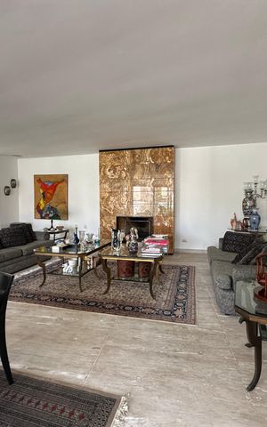 Casa de condomínio à venda com 936m², 4 quartos e 8 vagas Casa de condomínio à venda com 936m², 4 quartos e 8 vagasSala
