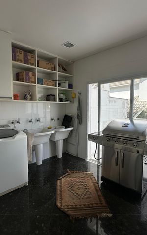 Casa de condomínio à venda com 936m², 4 quartos e 8 vagas Casa de condomínio à venda com 936m², 4 quartos e 8 vagasÁrea de Serviço