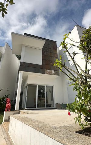 Casa de condomínio à venda com 936m², 4 quartos e 8 vagas Casa de condomínio à venda com 936m², 4 quartos e 8 vagasÁrea externa
