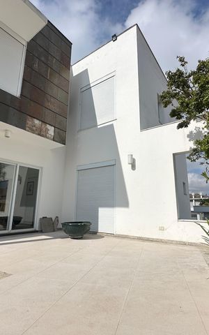 Casa de condomínio à venda com 936m², 4 quartos e 8 vagas Casa de condomínio à venda com 936m², 4 quartos e 8 vagasÁrea externa