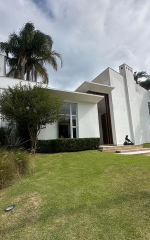 Casa de condomínio à venda com 936m², 4 quartos e 8 vagas Casa de condomínio à venda com 936m², 4 quartos e 8 vagasFachada