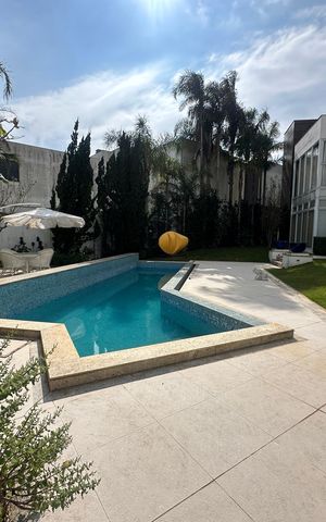 Casa de condomínio à venda com 936m², 4 quartos e 8 vagas Casa de condomínio à venda com 936m², 4 quartos e 8 vagasPiscina