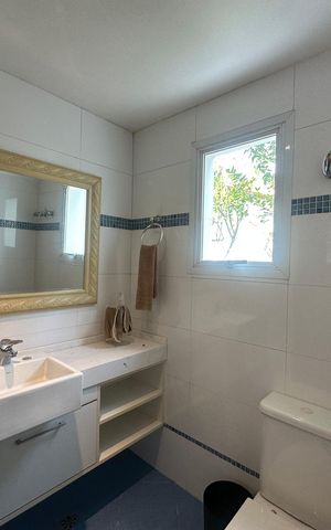 Casa de condomínio à venda com 936m², 4 quartos e 8 vagas Casa de condomínio à venda com 936m², 4 quartos e 8 vagasÁrea comum