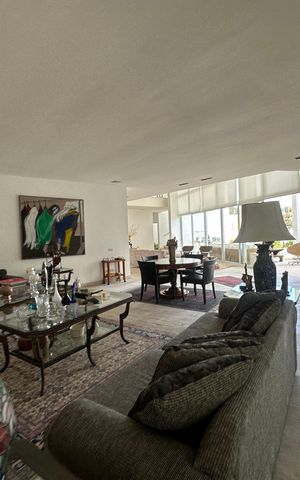 Casa de condomínio à venda com 936m², 4 quartos e 8 vagas Casa de condomínio à venda com 936m², 4 quartos e 8 vagasSala