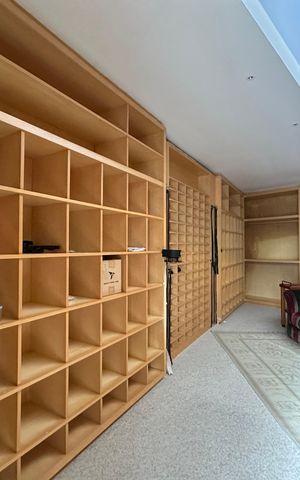 Casa de condomínio à venda com 936m², 4 quartos e 8 vagas Casa de condomínio à venda com 936m², 4 quartos e 8 vagasCloset da suíte 1