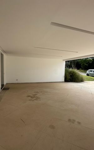 Casa de condomínio à venda com 936m², 4 quartos e 8 vagas Casa de condomínio à venda com 936m², 4 quartos e 8 vagasGaragem