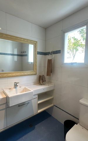 Casa de condomínio à venda com 936m², 4 quartos e 8 vagas Casa de condomínio à venda com 936m², 4 quartos e 8 vagasÁrea comum