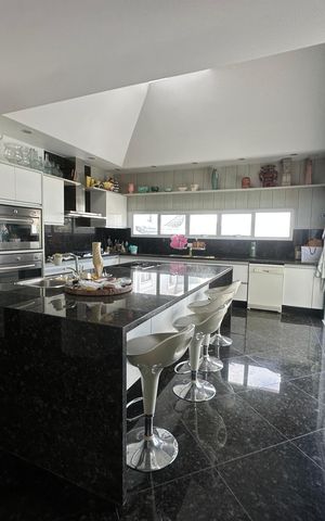 Casa de condomínio à venda com 936m², 4 quartos e 8 vagas Casa de condomínio à venda com 936m², 4 quartos e 8 vagasCozinha