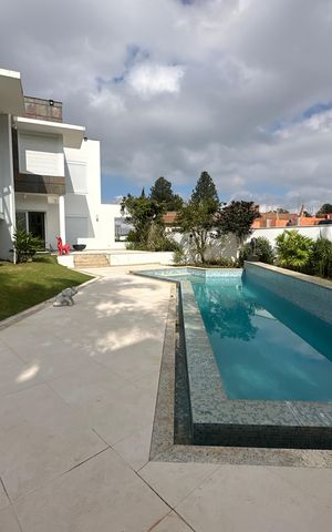 Casa de condomínio à venda com 936m², 4 quartos e 8 vagas Casa de condomínio à venda com 936m², 4 quartos e 8 vagasPiscina