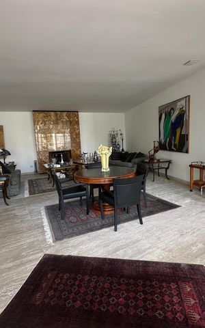 Casa de condomínio à venda com 936m², 4 quartos e 8 vagas Casa de condomínio à venda com 936m², 4 quartos e 8 vagasSala
