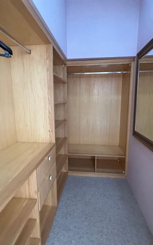 Casa de condomínio à venda com 936m², 4 quartos e 8 vagas Casa de condomínio à venda com 936m², 4 quartos e 8 vagasCloset da suíte 2