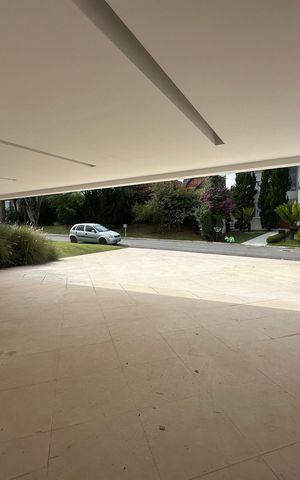 Casa de condomínio à venda com 936m², 4 quartos e 8 vagas Casa de condomínio à venda com 936m², 4 quartos e 8 vagasGaragem