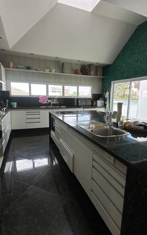 Casa de condomínio à venda com 936m², 4 quartos e 8 vagas Casa de condomínio à venda com 936m², 4 quartos e 8 vagasCozinha