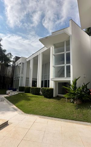 Casa de condomínio à venda com 936m², 4 quartos e 8 vagas Casa de condomínio à venda com 936m², 4 quartos e 8 vagasÁrea externa